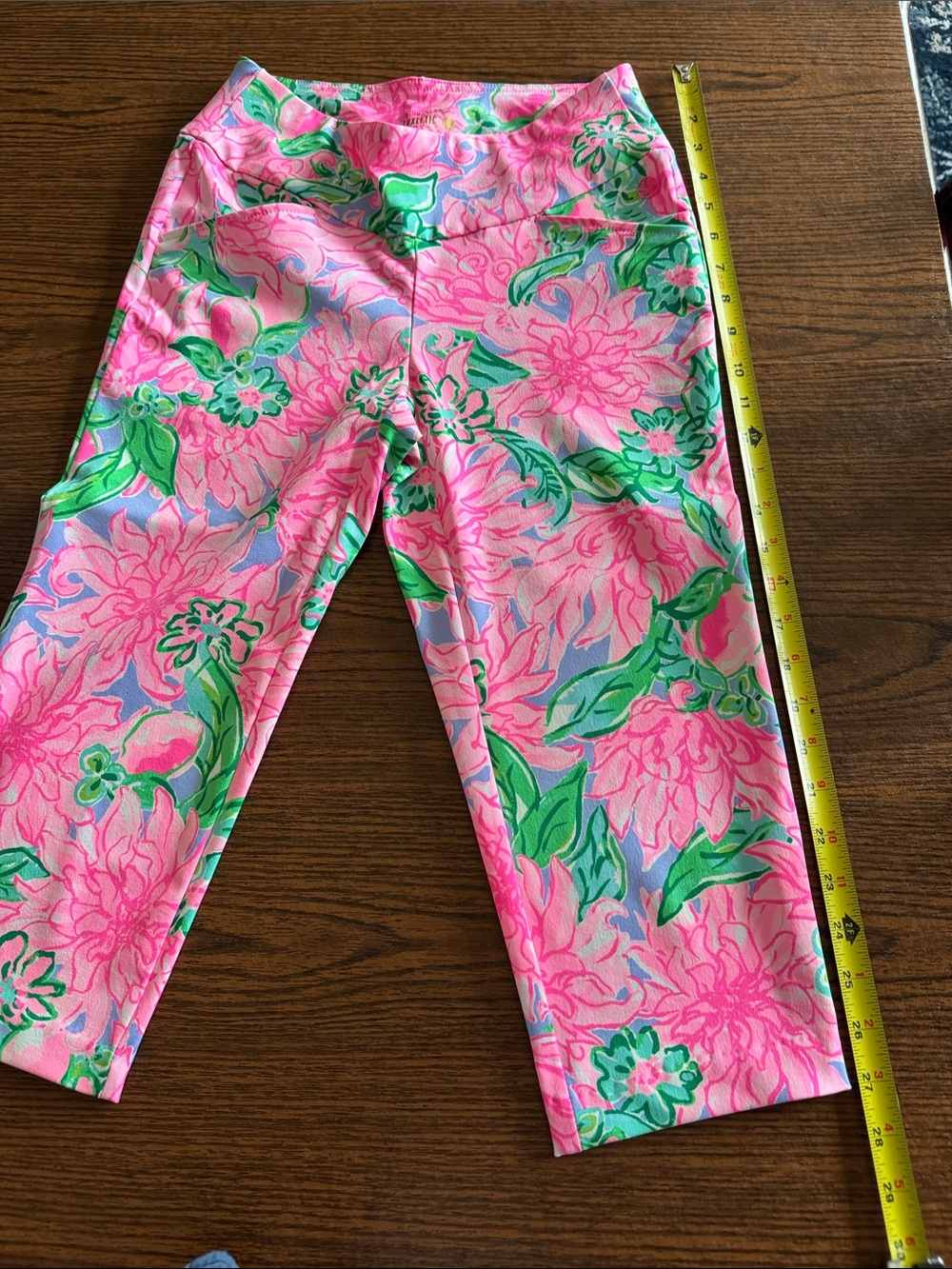 Lilly Pulitzer Pink Floral Capri Leggings with Green Leaves. Great for beach.